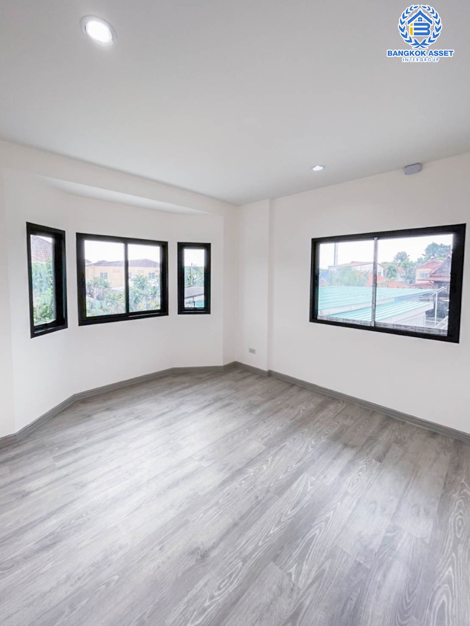 *****บ้านเดี่ยวมือสอง ม.วราภิรมย์ สุขาภิบาล5 หลังมุม เนื้อที่ 88.1 ตร.ว. ฟังก์ชัน 3 ห้องนอน 3 ห้องน้ำ จอดรถได้ 2 คัน บนทำเลเชื่อมต่อหลายเส้นทาง ถ.รามอินทรา ถ.สายไหม และถ.พหลโยธิน ใกล้สนามบินดอนเมือง ทางด่วน "รามอินทรา" และรถไฟฟ้าสายสีเขียว "สถานีสายหยุด"